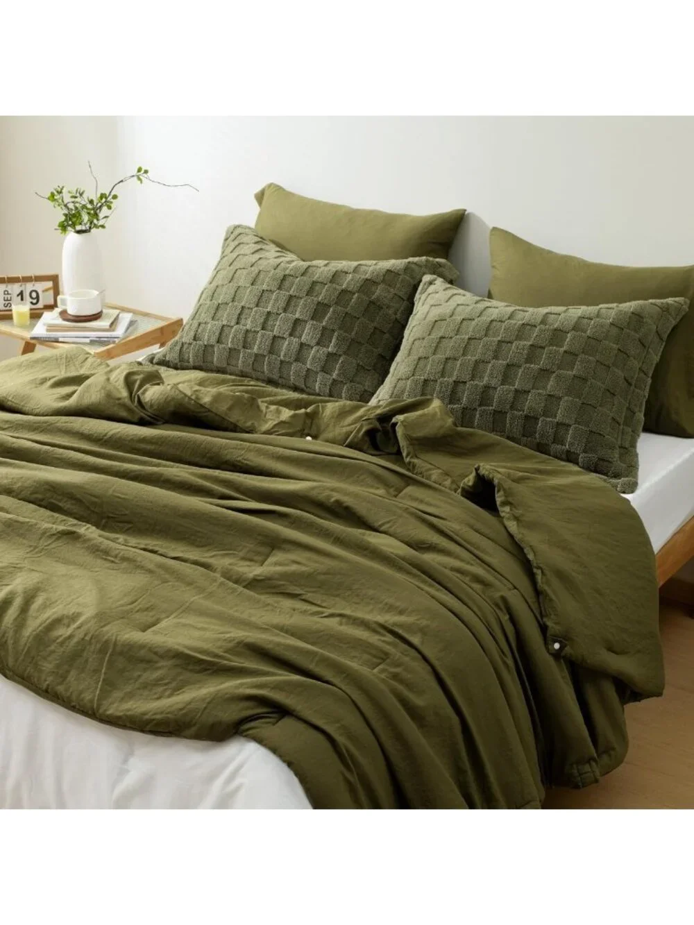 Cozy 4pc King Comforter Set with Detachable Fluffy Blanket in Olive Green